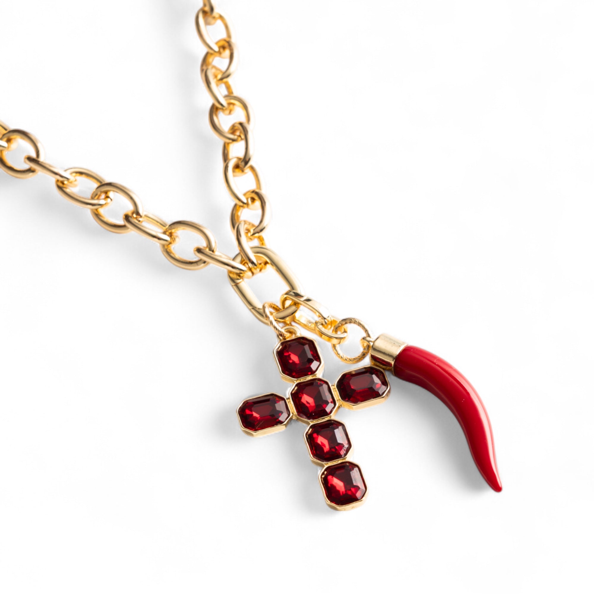 Collana girocollo a catena con pendente corno in resina e croce con pietre in vetro rosso - Mya Accessories