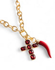 Collana girocollo a catena con pendente corno in resina e croce con pietre in vetro rosso - Mya Accessories