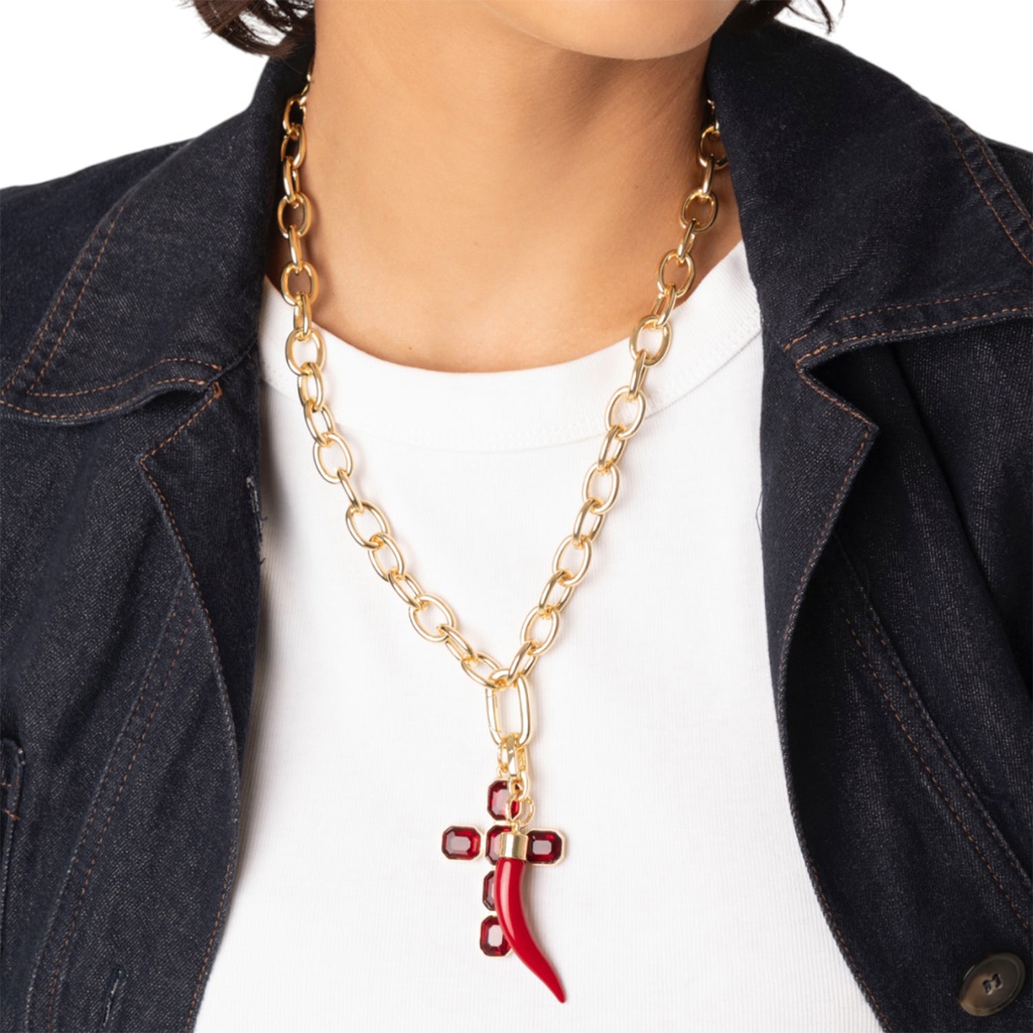 Collana girocollo a catena con pendente corno in resina e croce con pietre in vetro rosso - Mya Accessories
