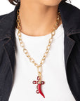 Collana girocollo a catena con pendente corno in resina e croce con pietre in vetro rosso - Mya Accessories