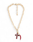 Collana girocollo a catena con pendente corno in resina e croce con pietre in vetro rosso - Mya Accessories
