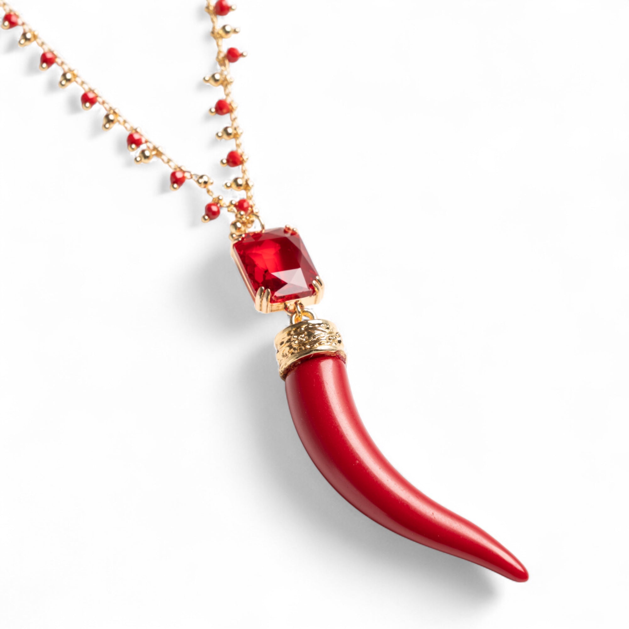 Collana lunga a catena con pendente a forma di corno in resina rossa - Mya Accessories