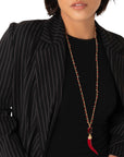Collana lunga a catena con pendente a forma di corno in resina rossa - Mya Accessories