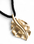 Collana girocollo a laccio nero con pendente a forma di foglia metallo satinato - Mya Accessories