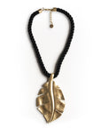 Collana girocollo a laccio nero con pendente a forma di foglia metallo satinato - Mya Accessories