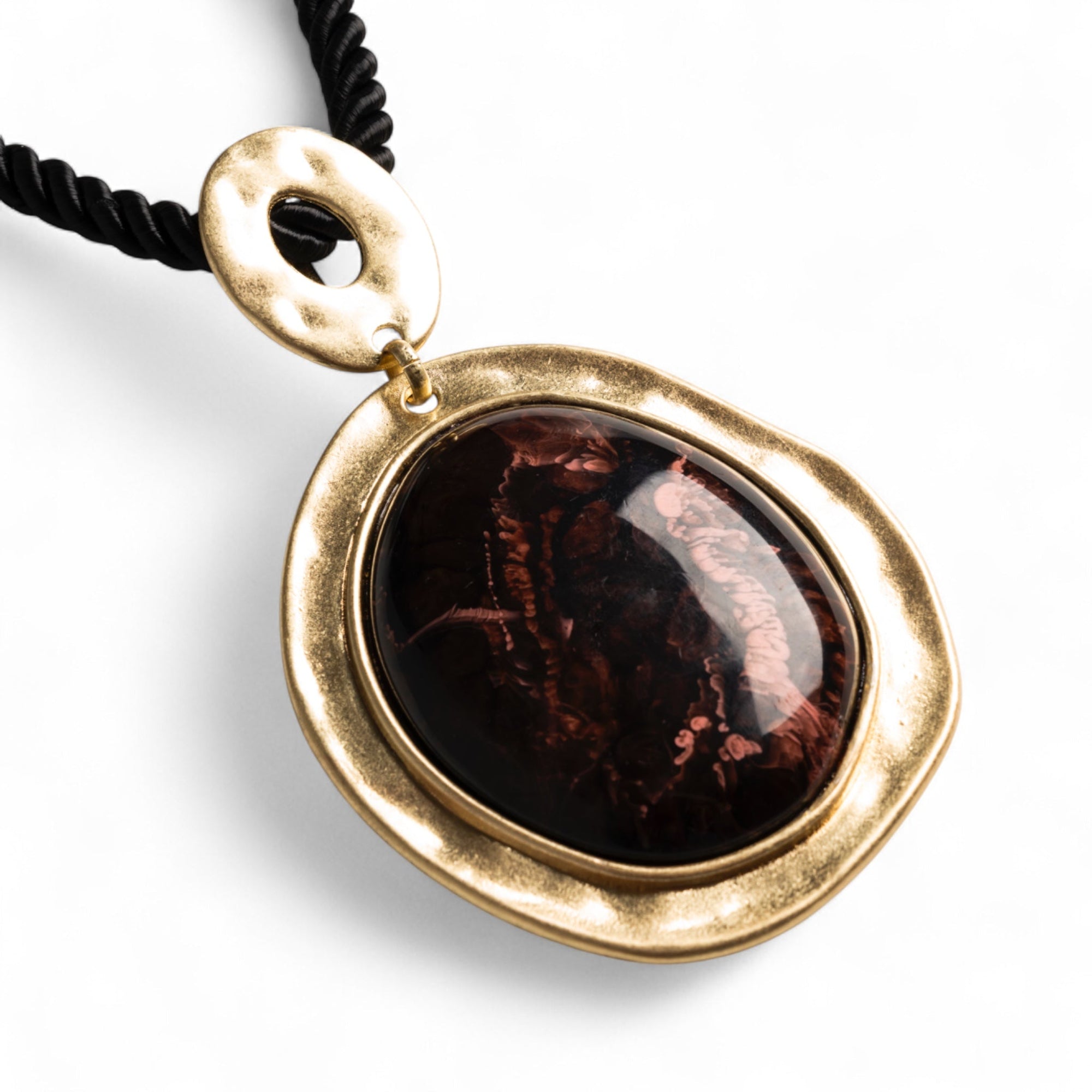 Collana girocollo a laccio nero con pendente a medaglione con pietra in resina bordeaux - Mya Accessories