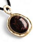 Collana girocollo a laccio nero con pendente a medaglione con pietra in resina bordeaux - Mya Accessories