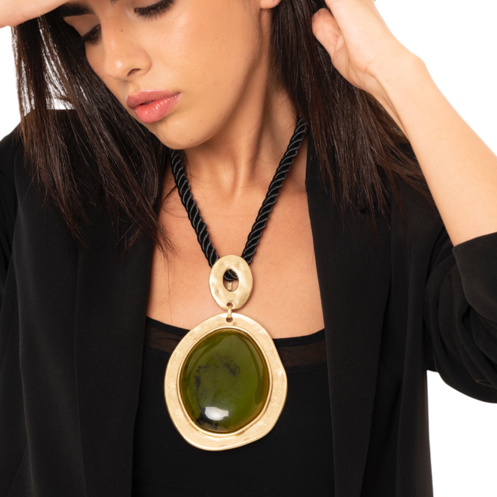 Collana girocollo a laccio nero con pendente a medaglione con pietra in resina verde - Mya Accessories