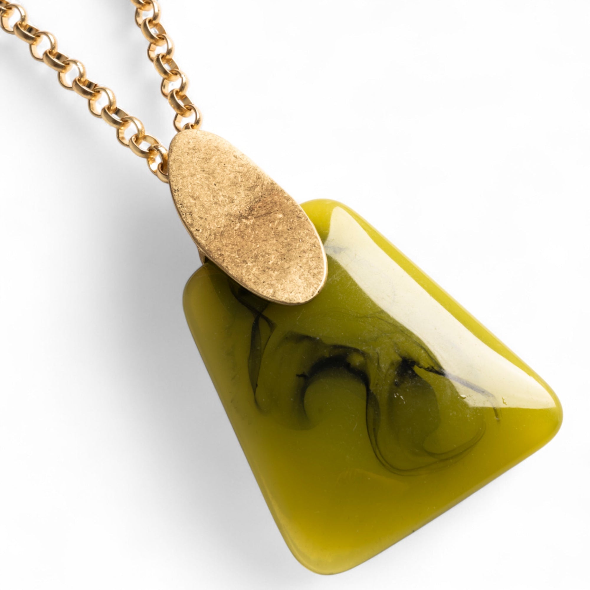 Collana lunga a catena con pendente geometrico in resina verde - Mya Accessories