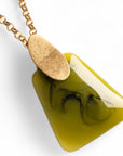 Collana lunga a catena con pendente geometrico in resina verde - Mya Accessories