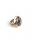 Anello in metallo elastico con pietra circolare in acrilico grigio scuro - Mya Accessories