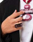 Anello in metallo elastico con pietra rettangolare in acrilico viola - Mya Accessories