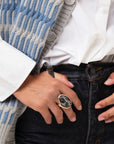 Anello in metallo elastico con pietra in acrilico animalier nero - Mya Accessories