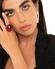 Anello in metallo elastico, con pietra circolare in resina bordeaux - Mya Accessories