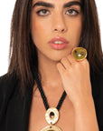 Anello in metallo elastico, con pietra circolare in resina verde - Mya Accessories
