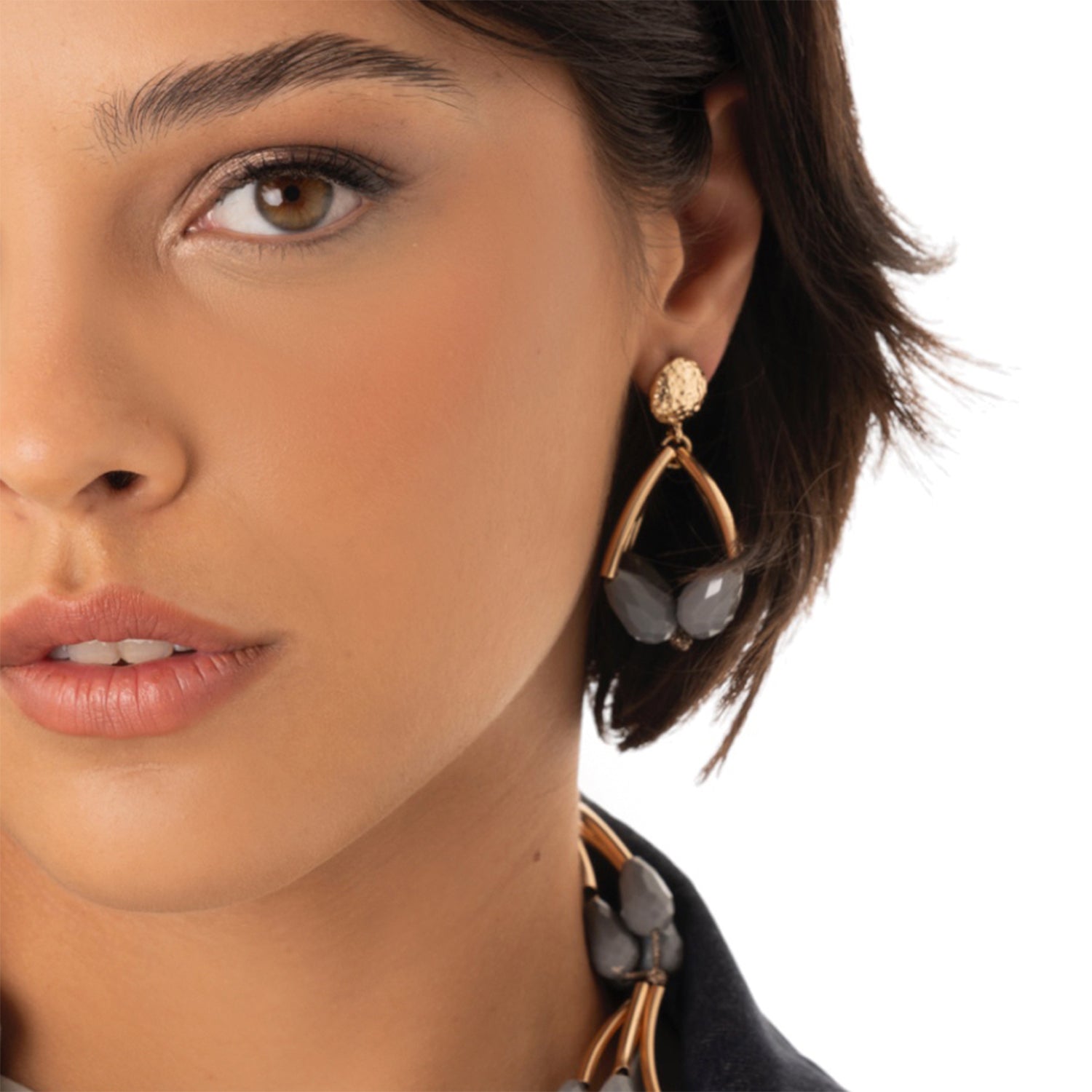 Orecchini pendenti in metallo con pietre a goccia in vetro grigio - Mya Accessories