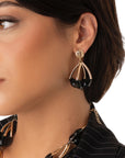 Orecchini pendenti in metallo con pietre a goccia in vetro nero - Mya Accessories
