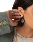 Orecchini pendenti con pietra a goccia in acrilico grigia - Mya Accessories