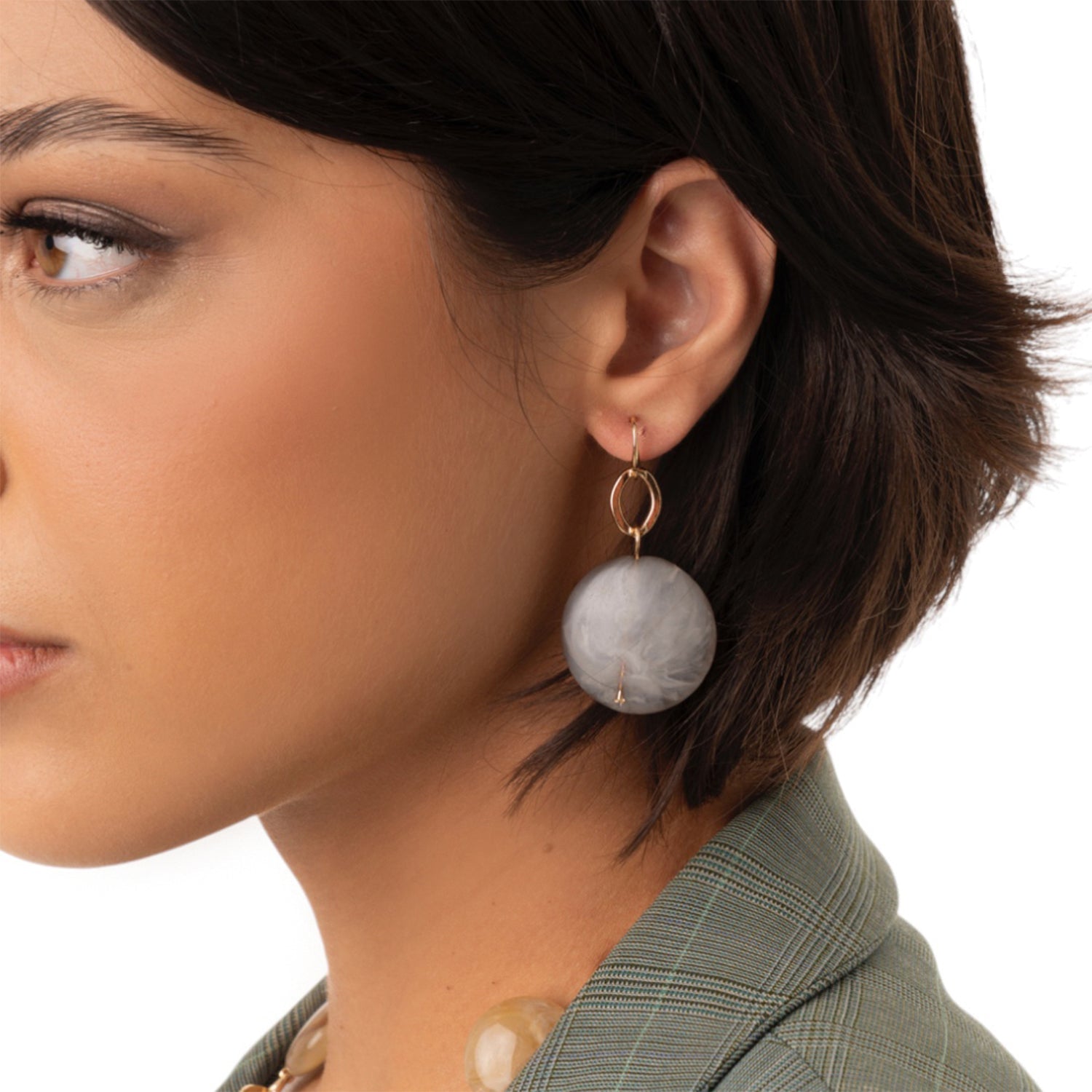 Orecchini pendenti con pietra schiacciata in acrilico grigia - Mya Accessories