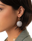 Orecchini pendenti con pietra schiacciata in acrilico grigia - Mya Accessories