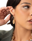 Orecchini pendenti con pietra schiacciata in acrilico beige - Mya Accessories