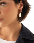 Orecchini pendenti con doppia pietra in acrilico oro ed ambra - Mya Accessories