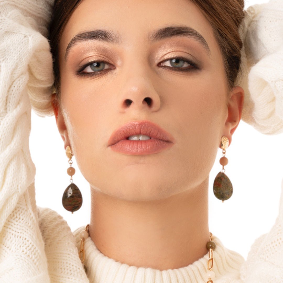 Orecchini pendenti con pietra a goccia semidura tono verde/beige - Mya Accessories