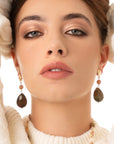 Orecchini pendenti con pietra a goccia semidura tono verde/beige - Mya Accessories