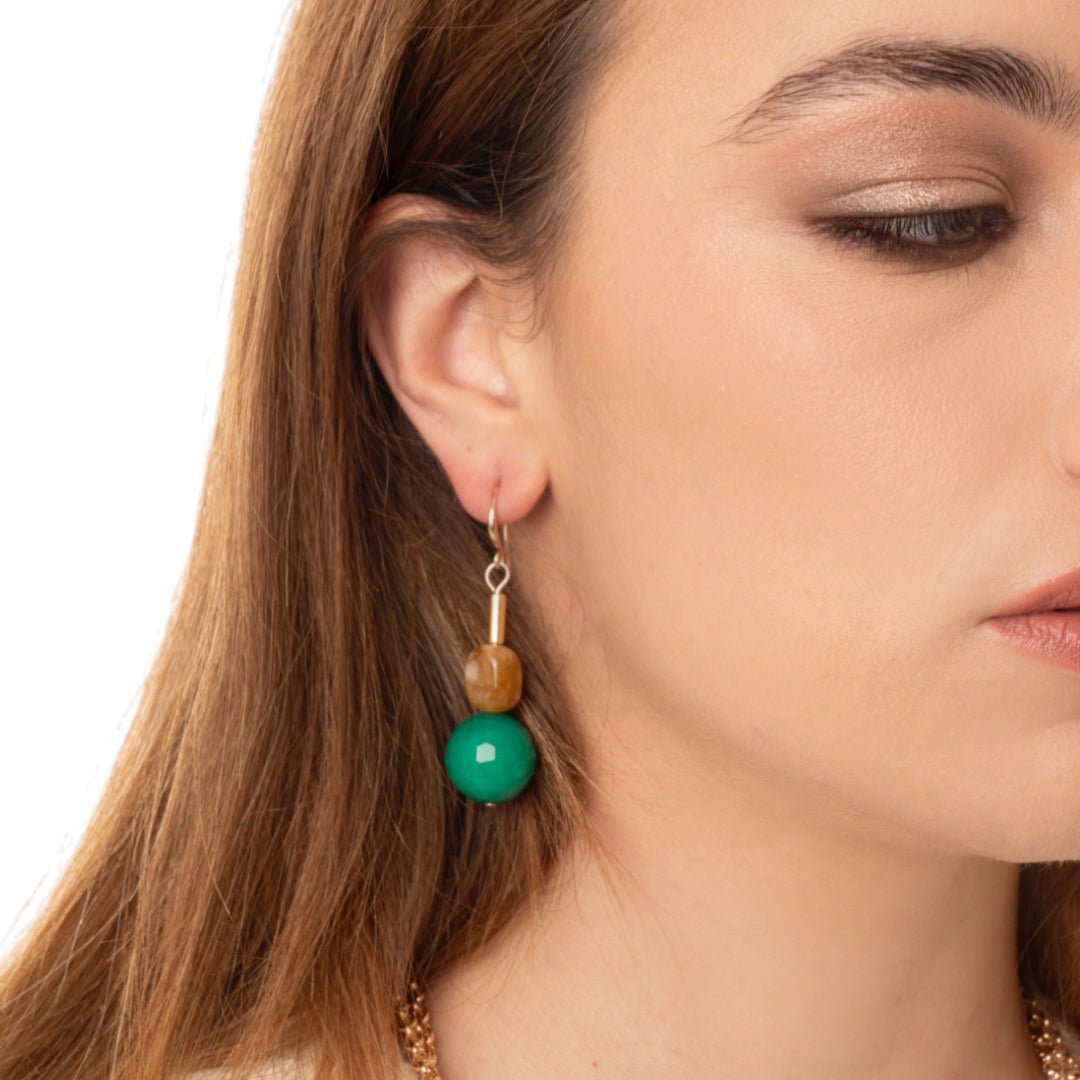 Orecchini pendenti con pietre in acrilico verde ed ambra - Mya Accessories