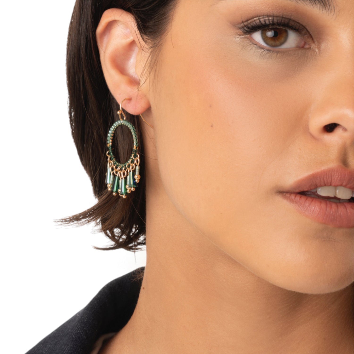Orecchini pendenti circolari in metallo con pietre in vetro verdi - Mya Accessories