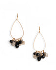 Orecchini pendenti con filo in metallo a goccia e pietre in vetro tono nero - Mya Accessories
