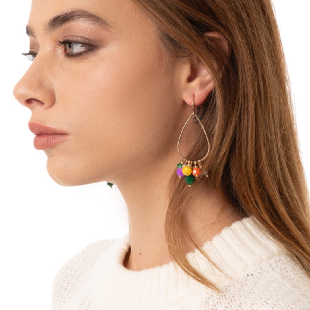 Orecchini pendenti con fili in metallo a goccia e pietre in vetro multicolore - Mya Accessories