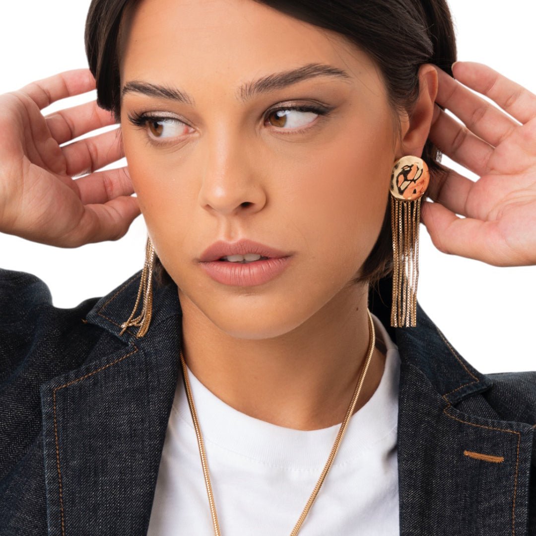 Orecchini in metallo con placchetta circolare e fili pendenti a cascata - Mya Accessories