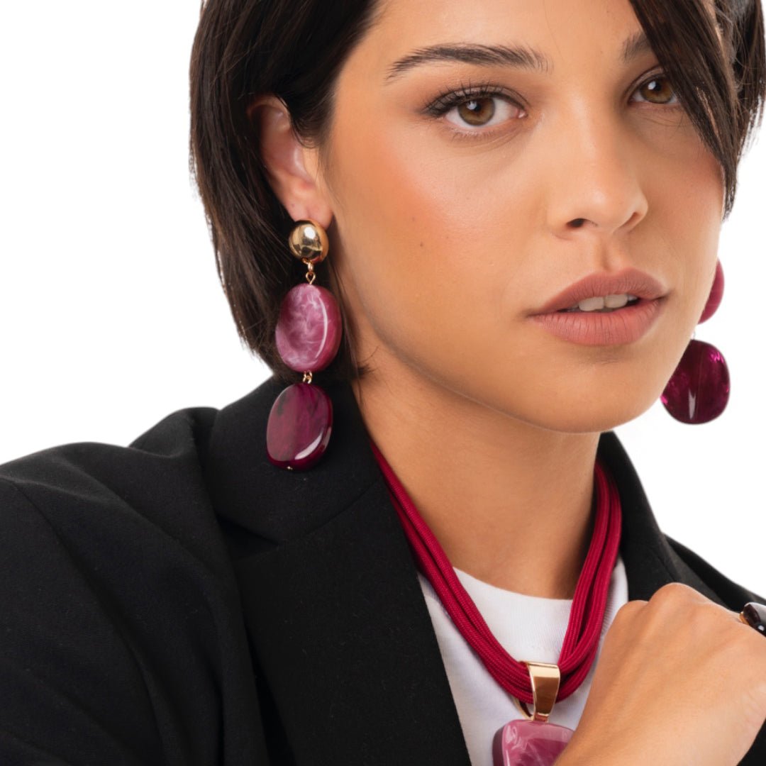 Orecchini pendenti con doppia pietra in acrilico tono viola - Mya Accessories