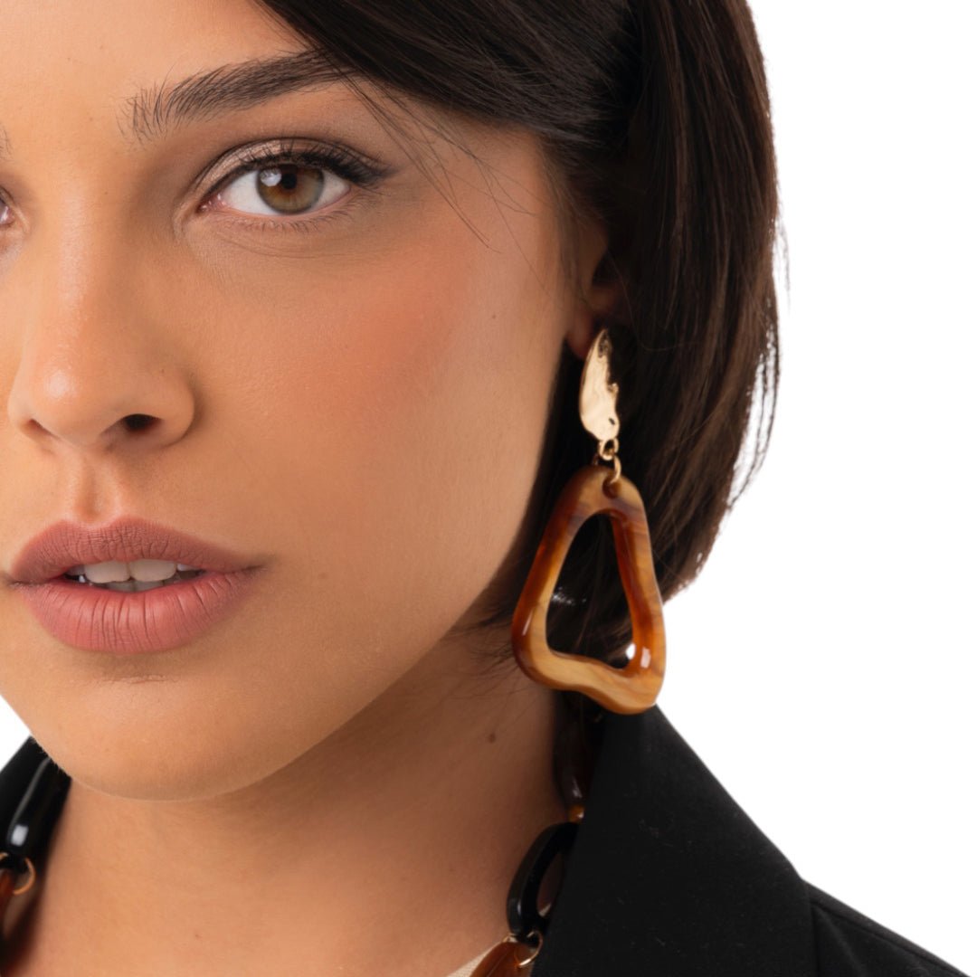 Orecchini pendenti in acrilico dalla forma irregolare, tono ambra - Mya Accessories