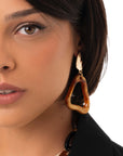 Orecchini pendenti in acrilico dalla forma irregolare, tono ambra - Mya Accessories