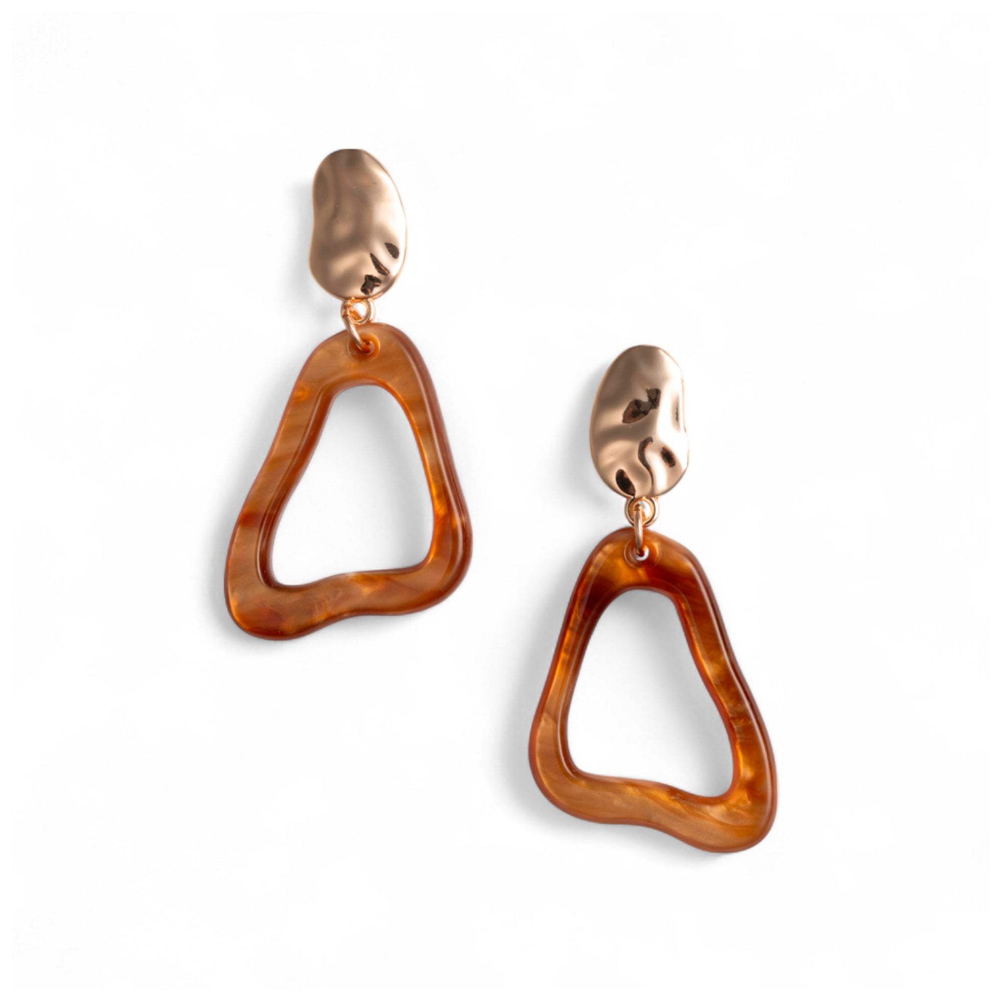 Orecchini pendenti in acrilico dalla forma irregolare, tono ambra - Mya Accessories