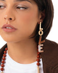 Orecchini pendenti in metallo ed acrilico scritta LOVE tono beige - Mya Accessories