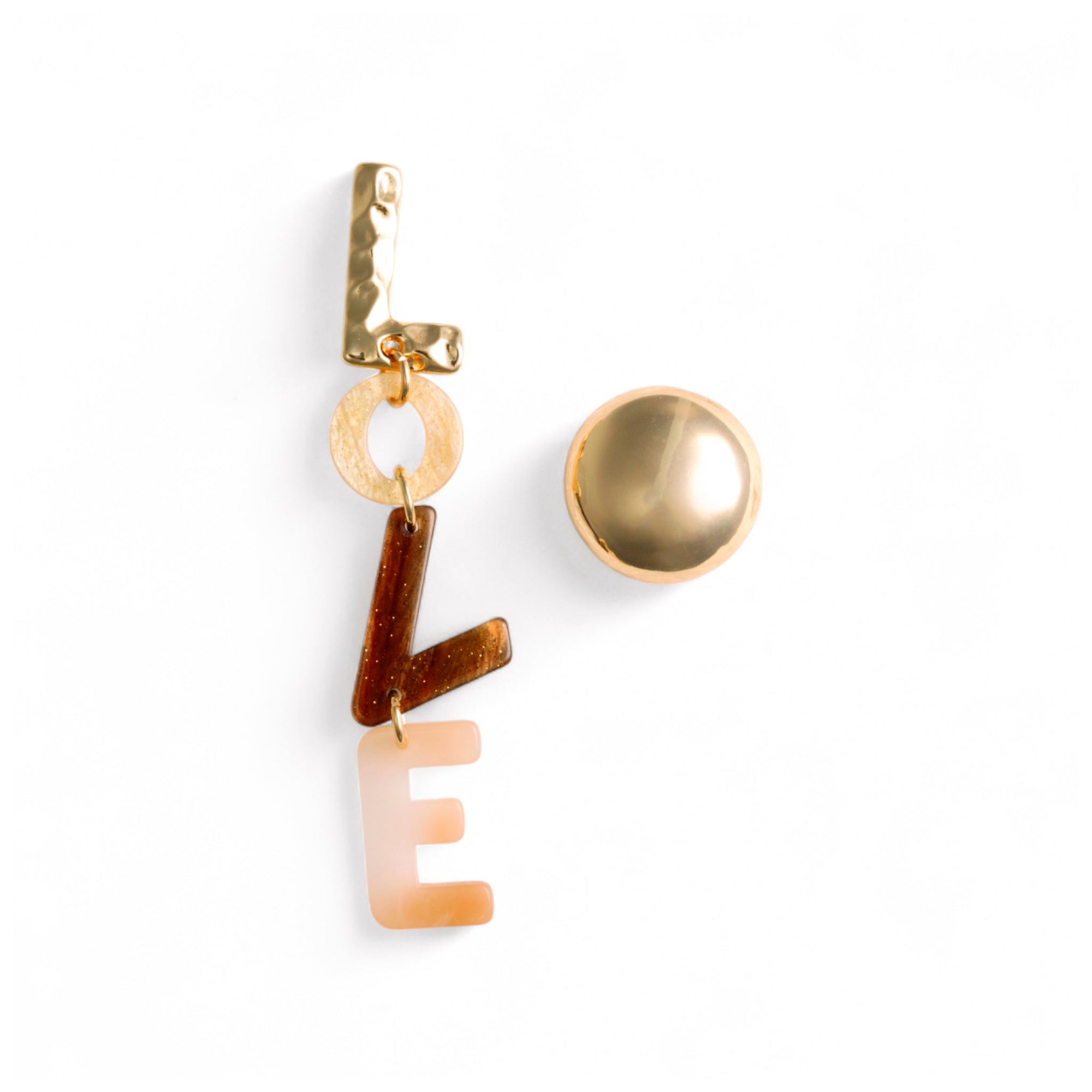 Orecchini pendenti in metallo ed acrilico scritta LOVE tono beige - Mya Accessories