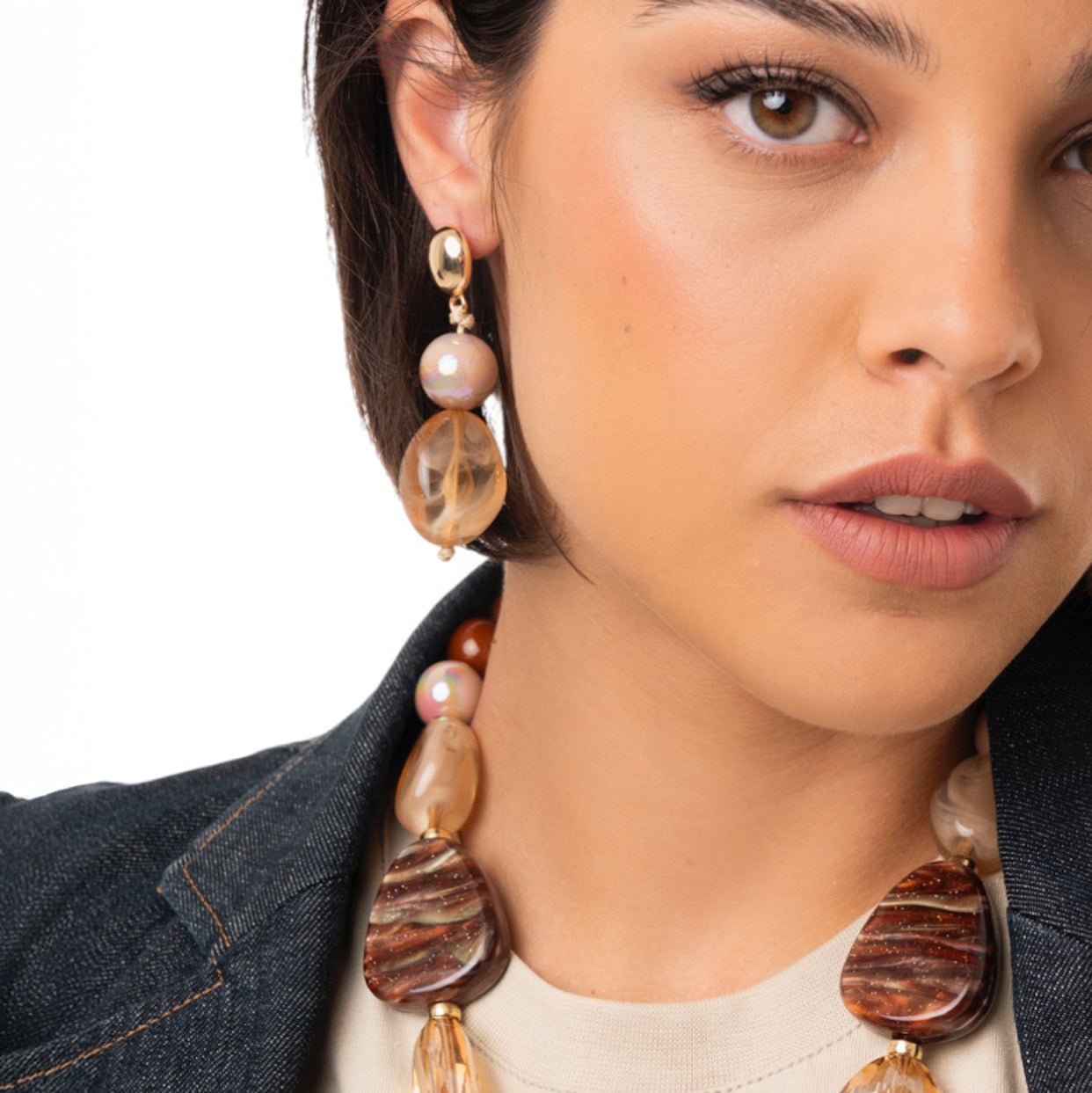 Orecchini pendenti con pietre in acrilico tono beige - Mya Accessories