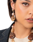 Orecchini pendenti con pietre in acrilico tono beige - Mya Accessories