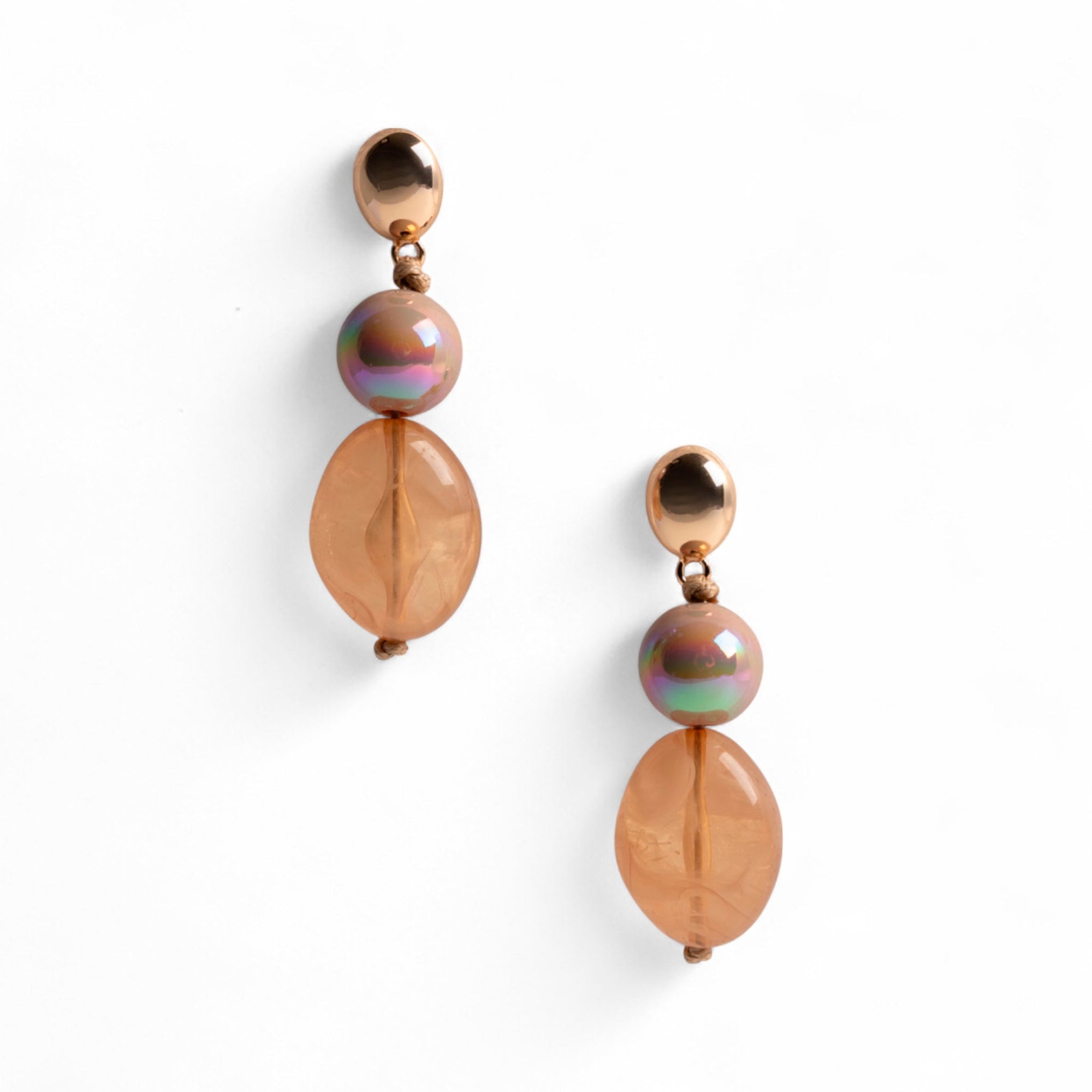 Orecchini pendenti con pietre in acrilico tono beige - Mya Accessories