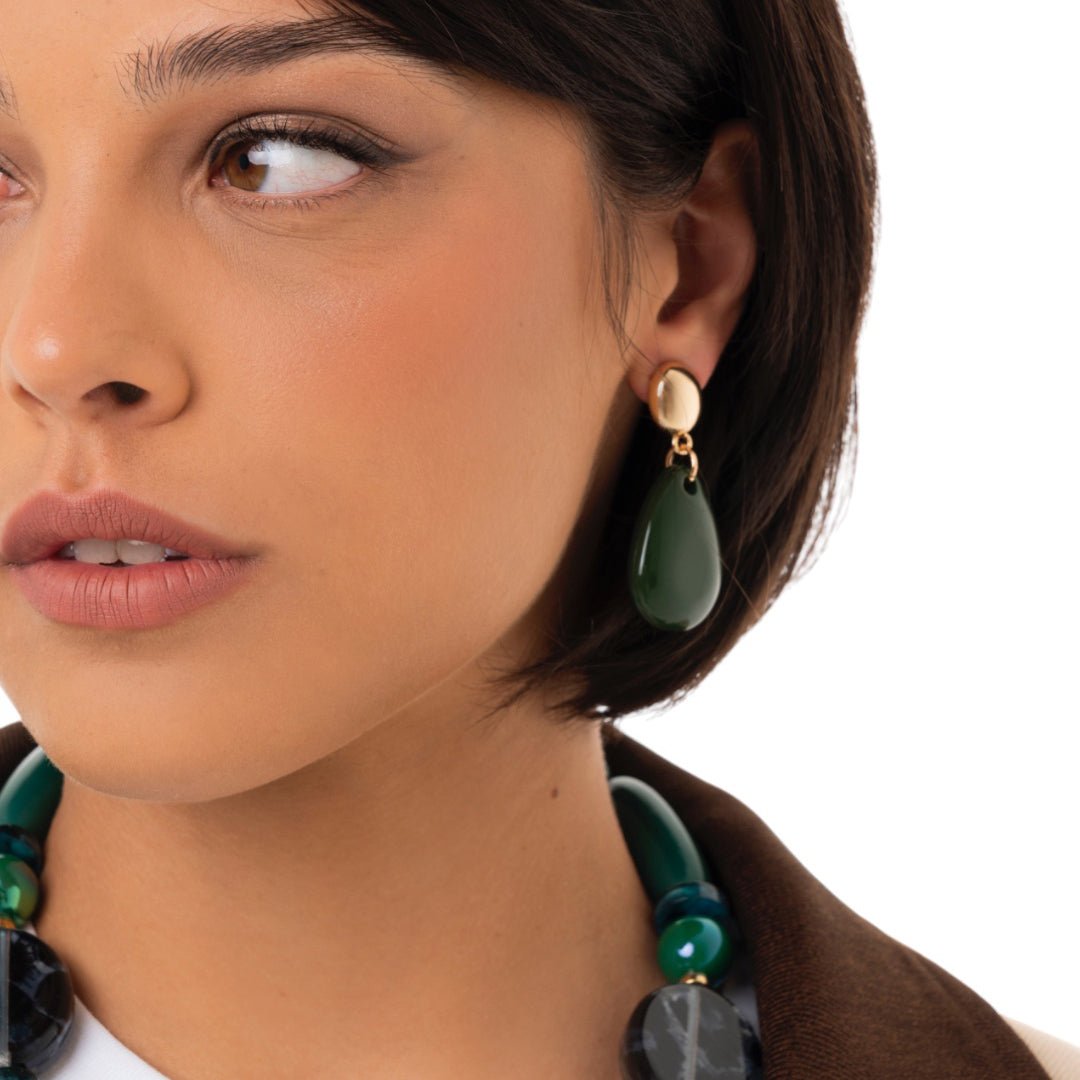 Orecchini pendenti con pietra a goccia in acrilico verde - Mya Accessories
