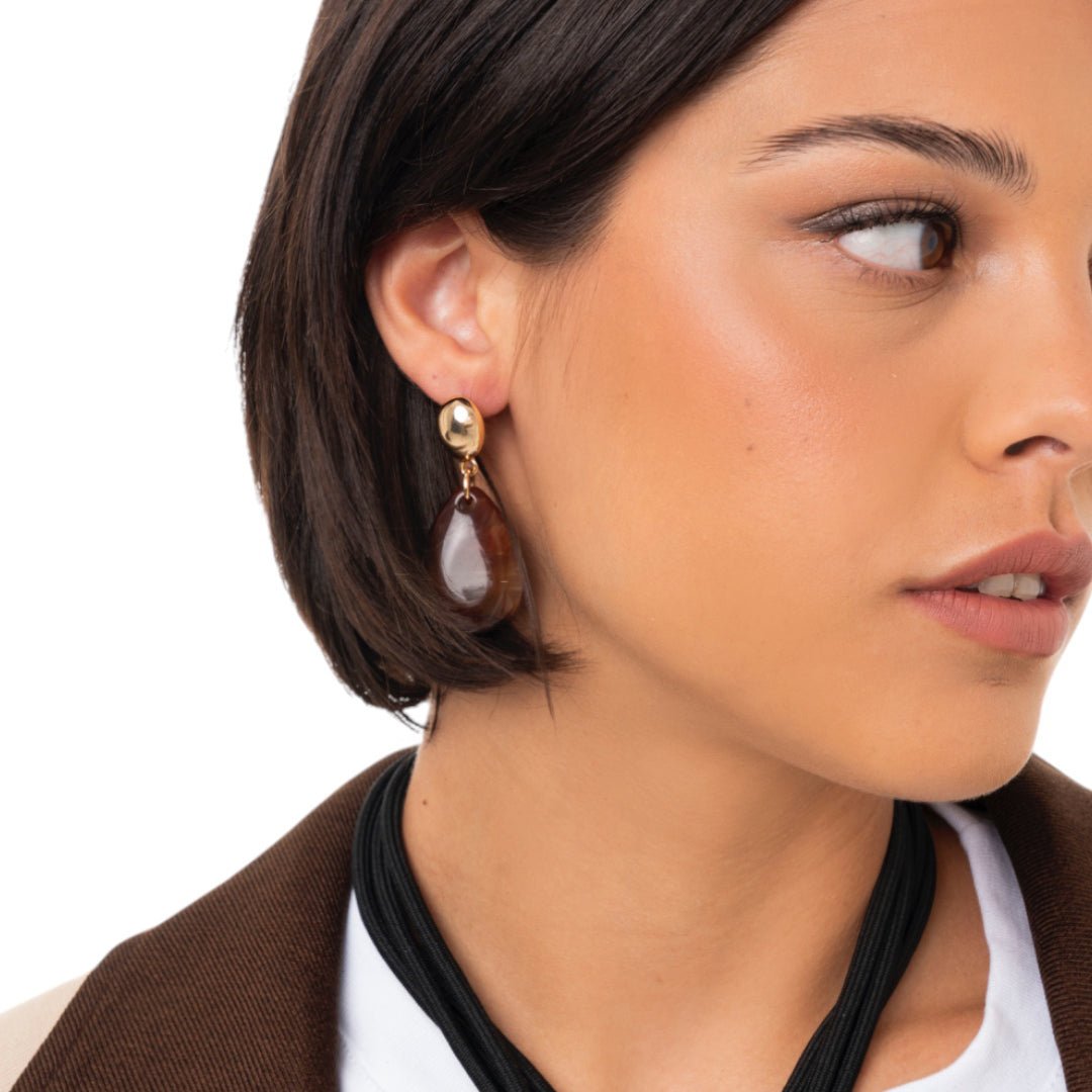 Orecchini pendenti con pietra a goccia in acrilico marrone - Mya Accessories