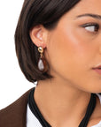 Orecchini pendenti con pietra a goccia in acrilico marrone - Mya Accessories