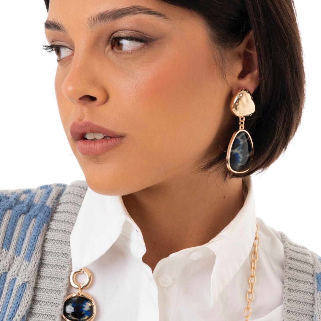 Orecchini pendenti in metallo con pietra in acrilico animalier blu - Mya Accessories