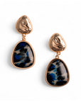Orecchini pendenti in metallo con pietra in acrilico animalier blu - Mya Accessories