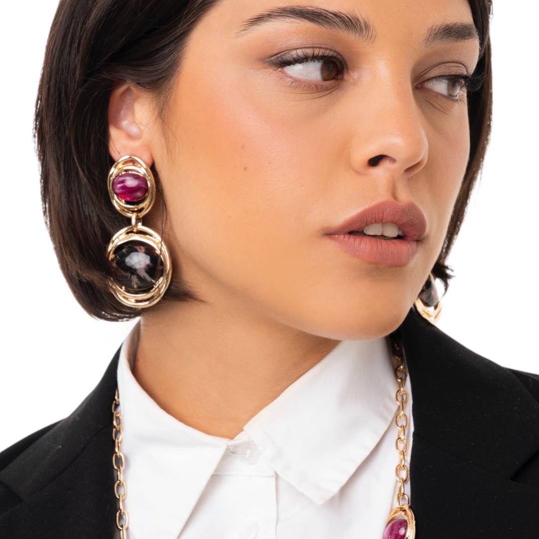 Orecchini pendenti in metallo a base circolare con pietra in acrilico animalier rossa - Mya Accessories