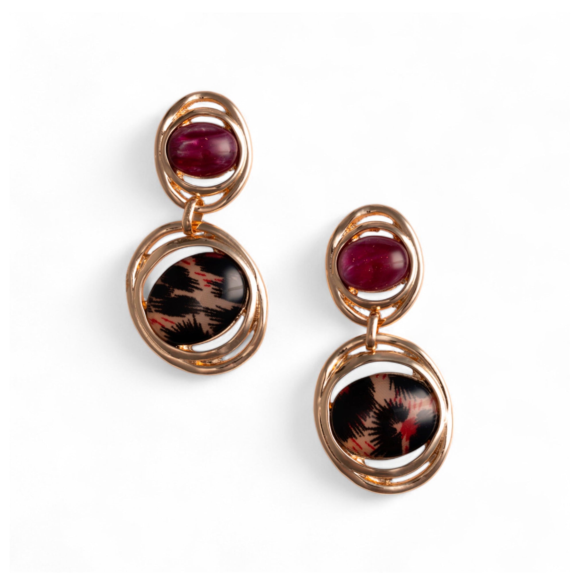 Orecchini pendenti in metallo a base circolare con pietra in acrilico animalier rossa - Mya Accessories