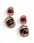 Orecchini pendenti in metallo a base circolare con pietra in acrilico animalier rossa - Mya Accessories